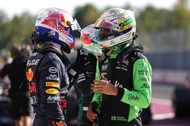 🗞️ | Bortoleto fiel à Audi 🔒✨
Em resposta ao RacingNews365, Bortoleto falou sobre a possibilidade de, no futuro, ser companheiro de Max Verstappen, mas descartou deixar a Audi:

“Bem, talvez ele venha para a Audi um dia. Como amigos e tudo, trabalhamos muito bem juntos. Ele me