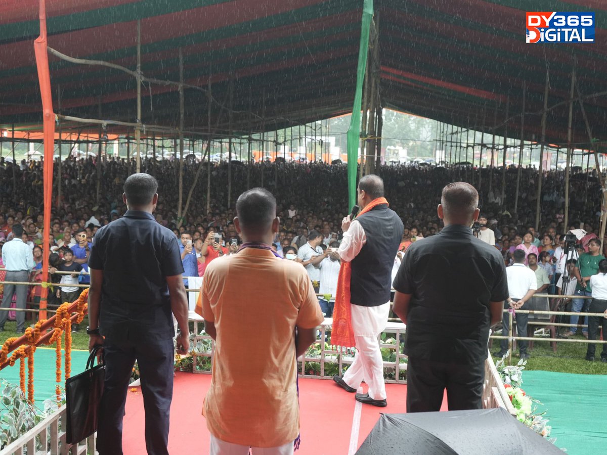 DY365's tweet photo. মুষলধাৰ বৰষুণৰ মাজতে BTC নিৰ্বাচনৰ প্ৰচাৰ সভাত উদাত্ত ভাষণ মুখ্যমন্ত্ৰী হিমন্ত বিশ্ব শৰ্মাৰ। তিতি-বুৰিয়েই জনসাধাৰণক সাক্ষাৎ কৰিলে হিমন্ত বিশ্ব শৰ্মাই।
#himanta_biswa_sarma #btrelection #dy365 https://t.co/zN13zfpoQm