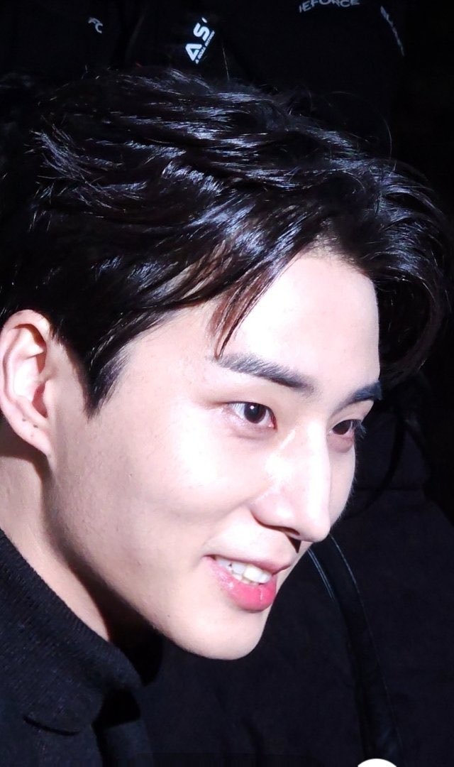 생긴 거 증말 달란트다
그니까 잘생긴 건 둘째🩷치고💕💕
라인 뼈대 같은 것들이 너무...