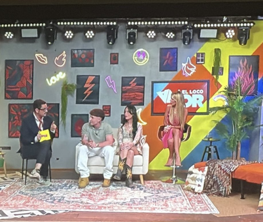 #orianistas #ellocoamor 
Originalidad, creatividad y frescura junto a la capacidad de conectar con la audiencia nos han ofrecido un primer capítulo muy entretenido! 👏