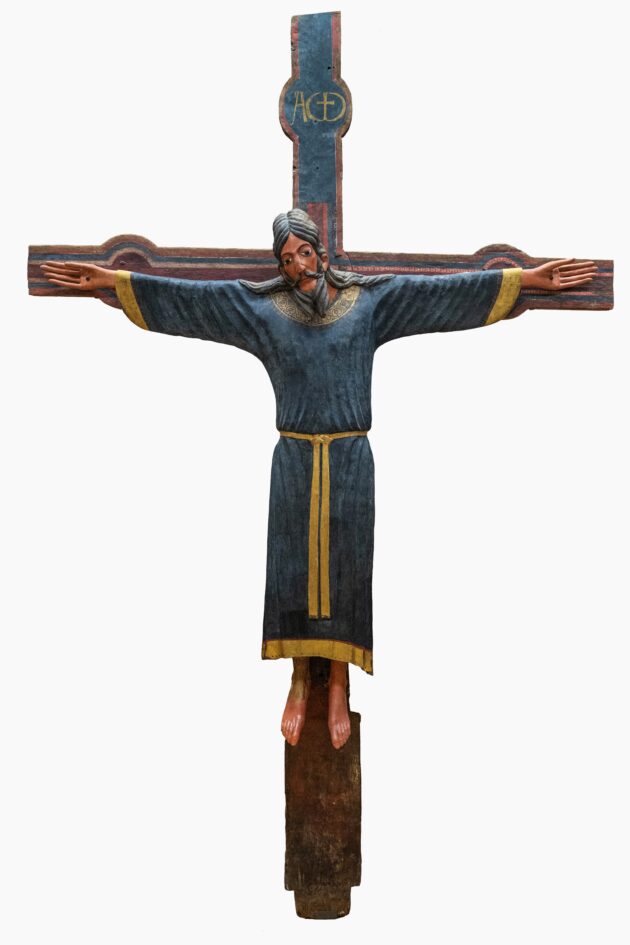 El celebérrimo Santo Volto de Lucca, atribuido por la tradición a Nicodemo, fundamental en el devenir del arte medieval, acaba de ser restaurado, eliminando los repintes, barnices y suciedad.

Ha cambiado por completo su imagen. La comparación entre antes y después es abrumadora.