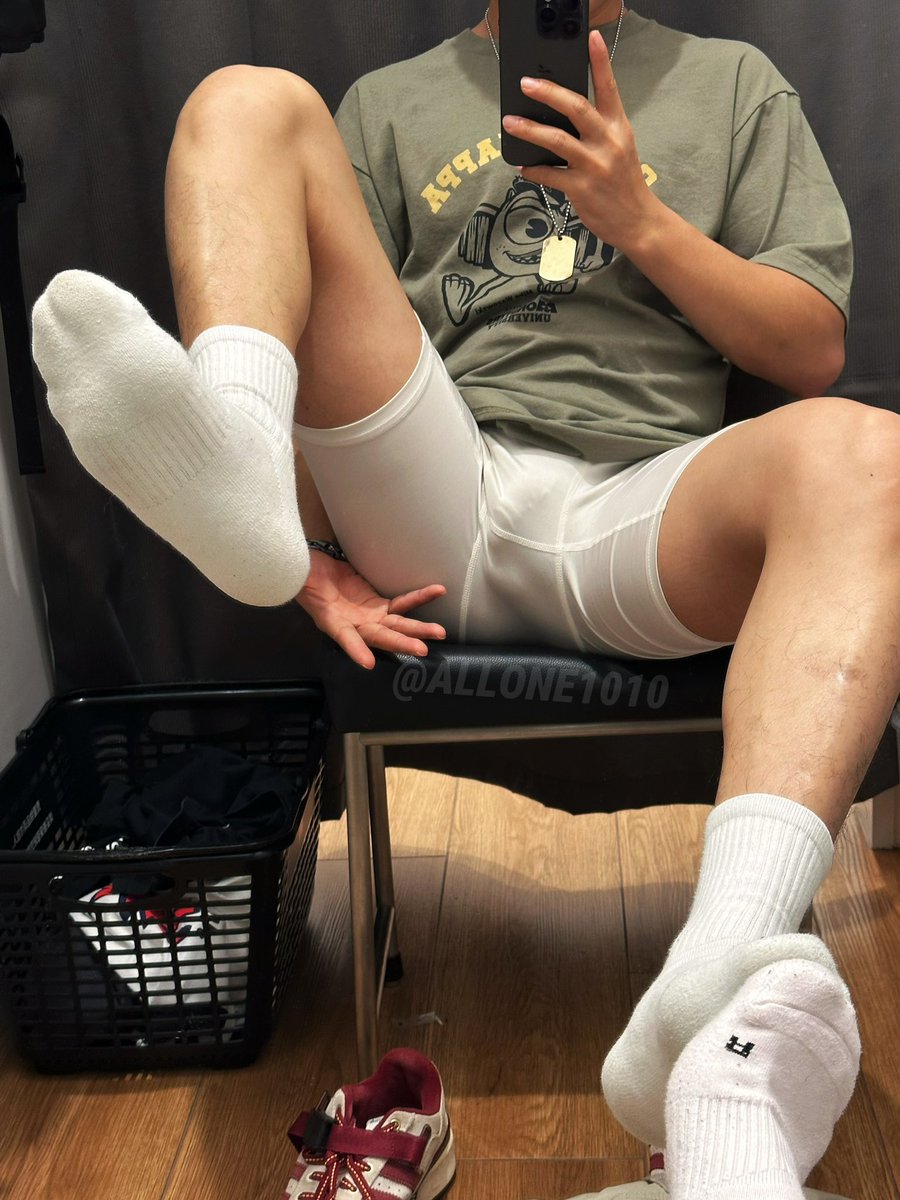 不是 小样的，看我迷不死你 #上海 #白袜男大 #白袜 #高弹 #男男 #原创博主 #试衣间