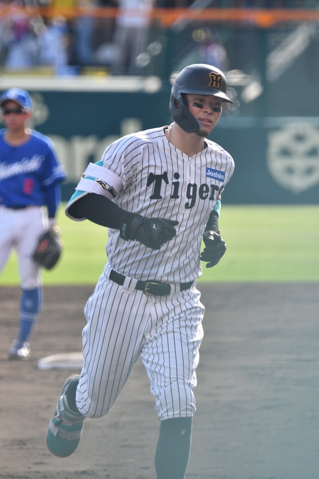 阪神タイガース　佐藤輝明　Lサイズ 今日のヒーローは通算100号となる豪快なホームランでチームを