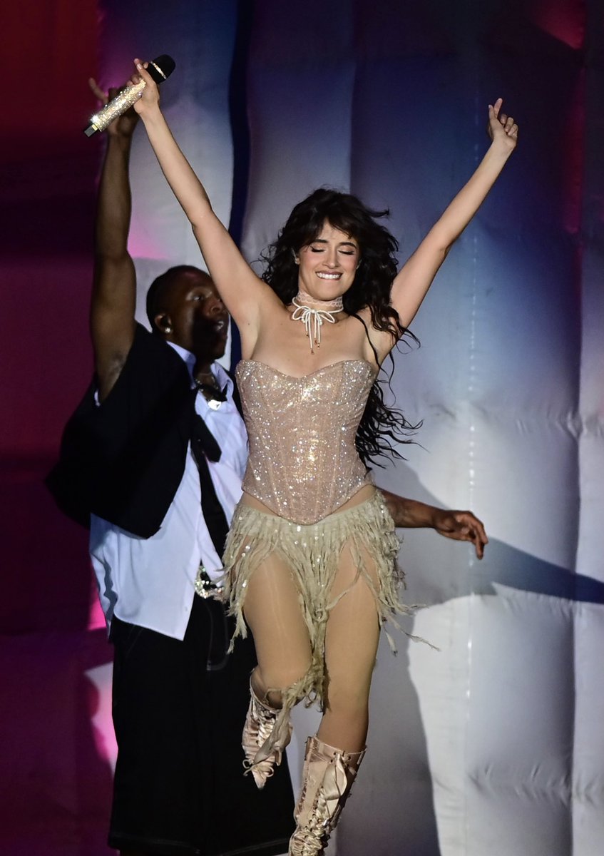 CamilaCabelloBR's tweet photo. Camila Cabello durante show no The Town ontem 💕 https://t.co/lBaww8AbTM