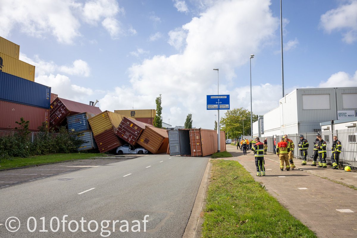 Containers omgewaaid door harde wind bij bedrijf aan de Eemhavenweg