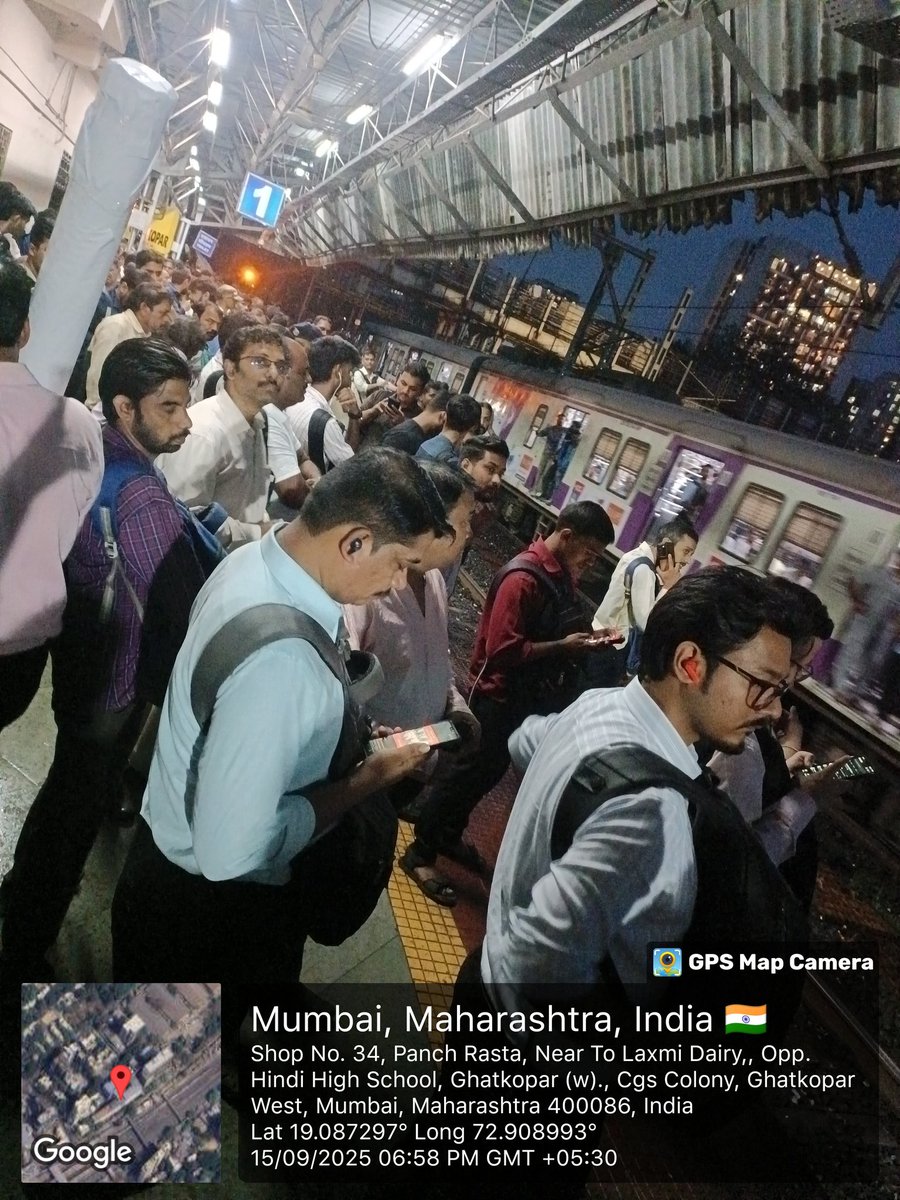 VikhroliVoices's tweet image. Train delays are causing such huge crowds at #GhatkoparStation that it’s nearly impossible to board. Daily commuters are struggling every day and suffering a lot
#Mumbai #LocalTrainUpdate 
@RailMinIndia @Central_Railway @RailwaySeva