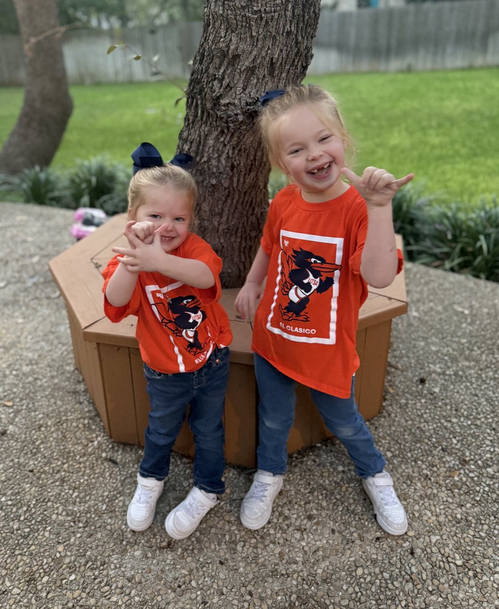 RussellBirdsUp's tweet image. When it’s spirit day at school, and your girls make the right decision…

#birdsup #foreverowdy