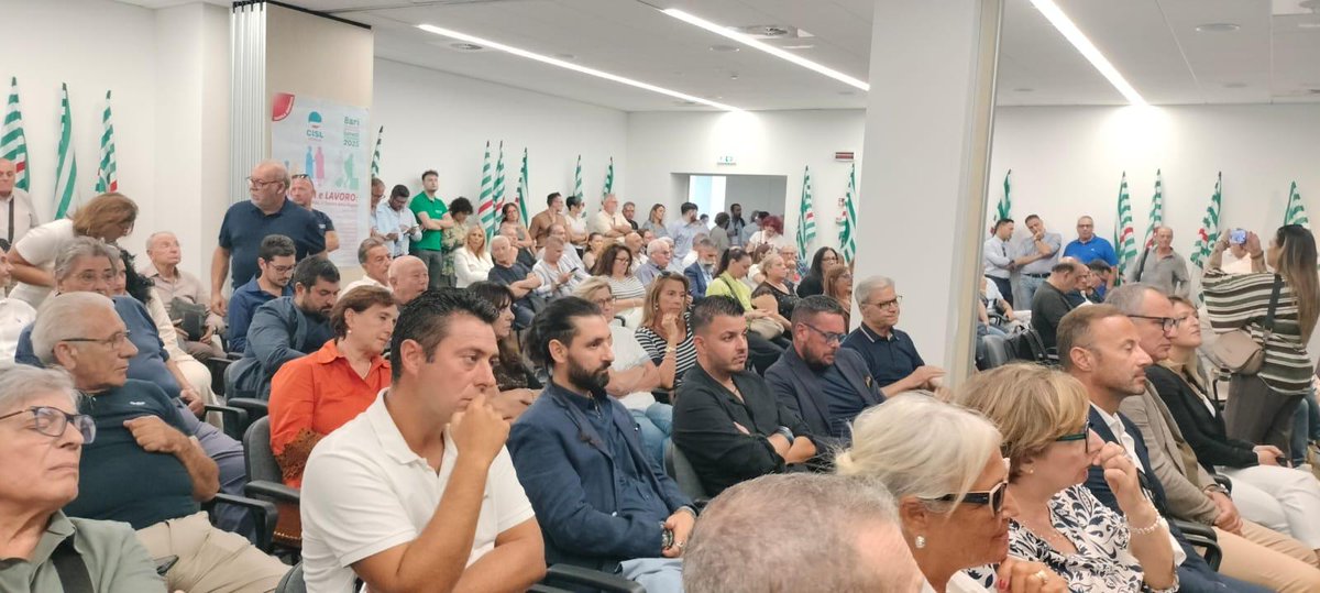 Convegno #giovani e #lavoro, <a href="/CastellucciAnto/">Antonio Castellucci</a>:  investire sulle nuove generazioni significa garantire il futuro della #Puglia e del Paese. Dobbiamo trasformare la fuga in sfida. La nostra regione deve diventare una terra in cui restare o tornare, per costruire il proprio #futuro
