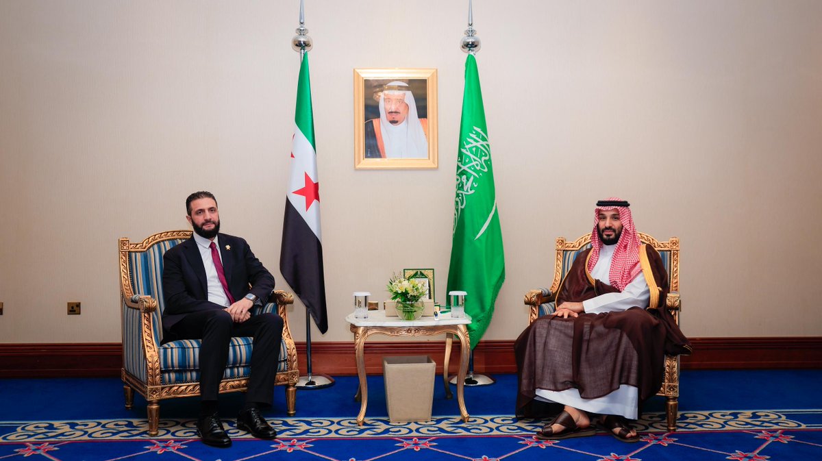 SyPresidency's tweet photo. السيد الرئيس أحمد الشرع يجري لقاء مع صاحب السمو الملكي الأمير محمد بن سلمان بن عبد العزيز آل سعود، ولي العهد رئيس مجلس الوزراء في المملكة العربية السعودية، وذلك على هامش القمة العربية الإسلامية الطارئة في الدوحة.

#رئاسة_الجمهورية_العربية_السورية https://t.co/fGiUacbllT