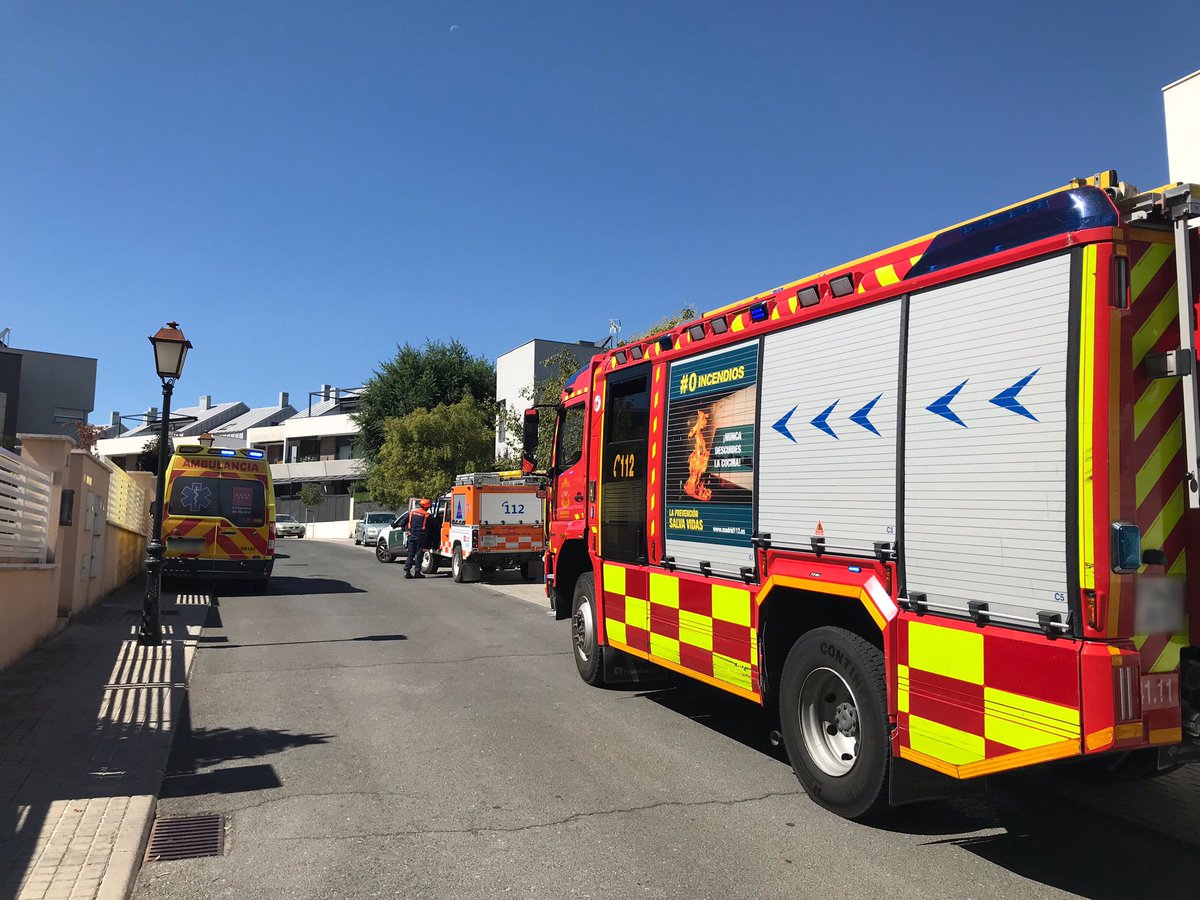 Esta tarde, junto con <a href="/PoliciaTorre/">Policía Local Torrelodones</a>, acudimos a aviso de incendio en vivienda de la Avda. de las Rozuelas.
A nuestra llegada, se encuentra <a href="/guardiacivil/">Guardia Civil</a> con la propietaria, apreciándose olor a plástico quemado, sin humo.
Al personarse dotación #BomberosCM, realizan inspección.