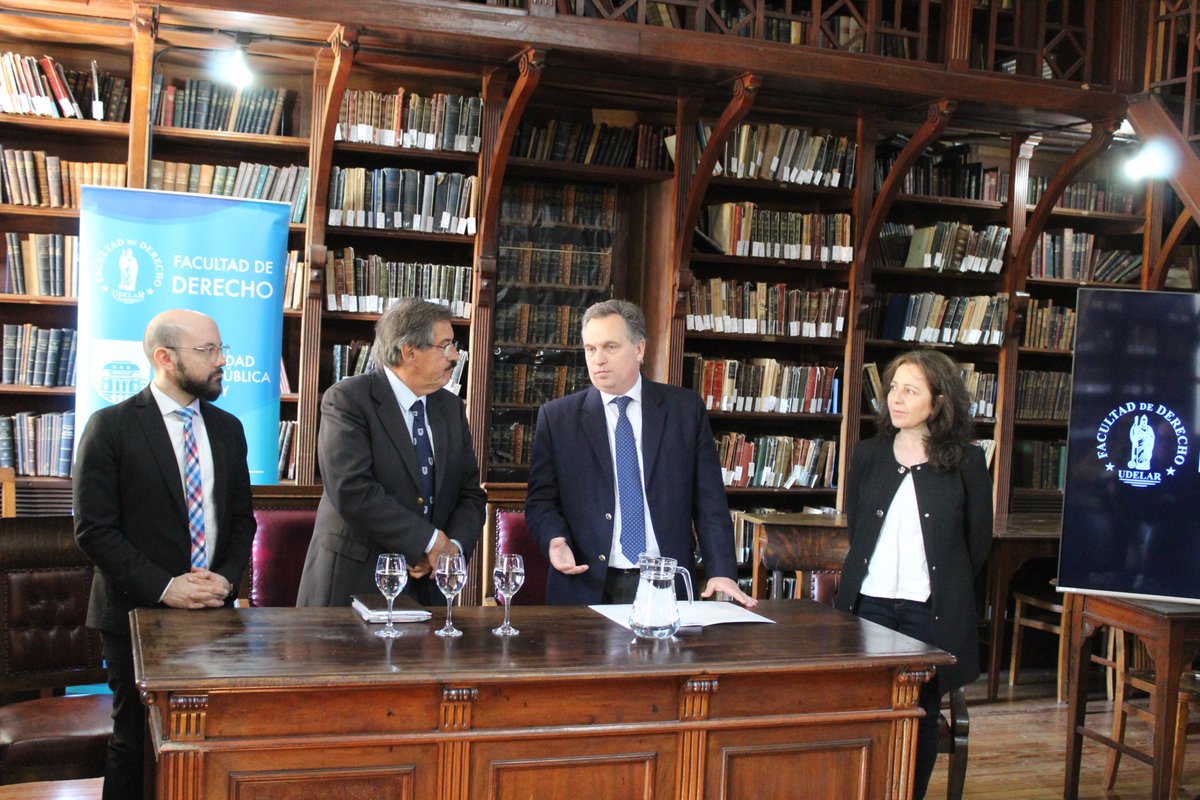 📚 La <a href="/fder_oficial/">Facultad de Derecho</a>  y la Fundación Jorge Gamarra firmaron un convenio para preservar más de 2.000 libros del recordado jurista.
El acervo será catalogado y estará disponible (previa coordinación) para estudiantes, docentes e investigadores.
Más info: fder.edu.uy/node/8154