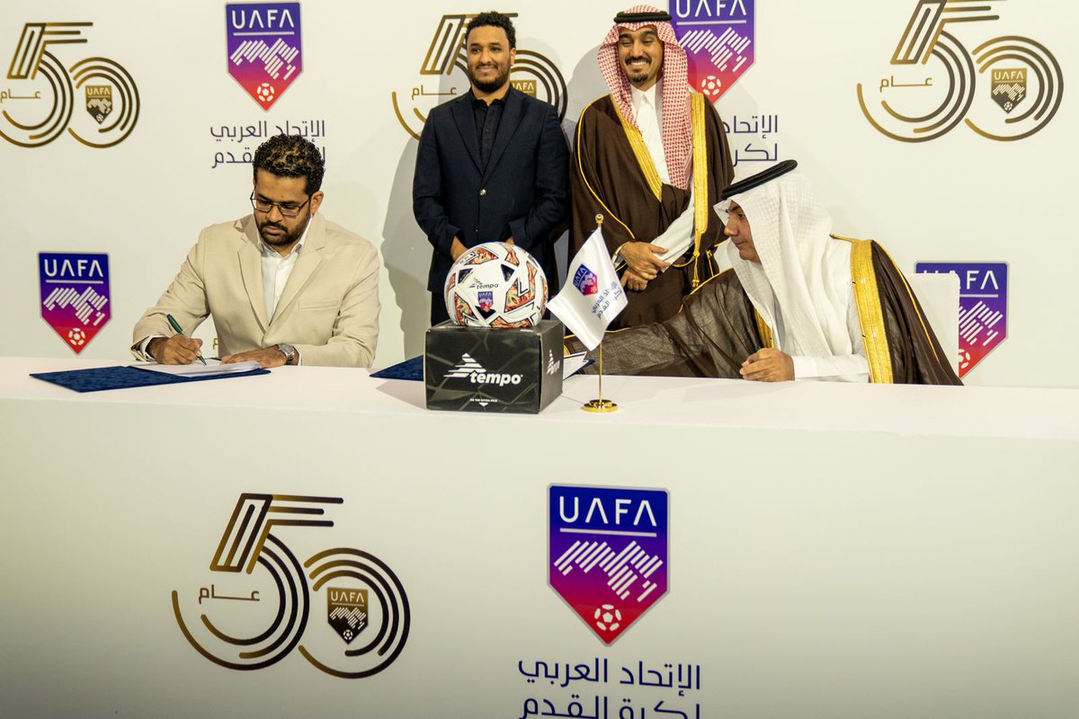 UAFAAC's tweet photo. كما تم توقيع اتفاقية الاتحاد العربي لكرة القدم مع شركة تيمبو لتأمين أطقم حكام مسابقات الاتحاد العربي وإطلاق الكره الرسمية لها، وايضاً التوقيع مع شركة ذا برو للتسويق الرياضي لتسويق حقوق رعايات مسابقات الاتحاد. https://t.co/pTzPIZ8DGd