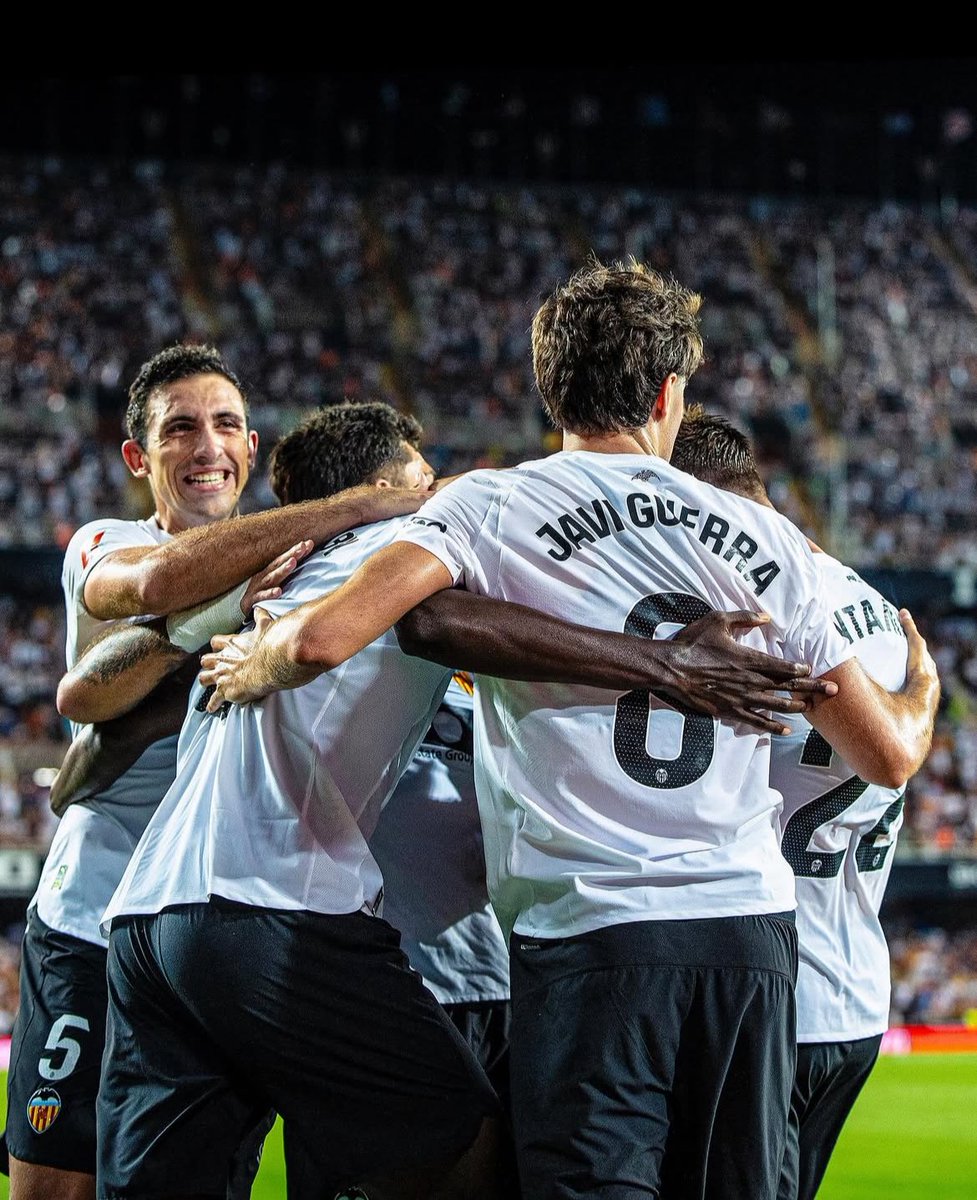 “Pero nos impusieron el dinero que pusieron muy poquitos se opusieron, siguen a su ciudad le van al club de su tierra no a los que ganan la guerra con monedas a tu corazón no puedes cuidar”
VCF O MORT 🦇