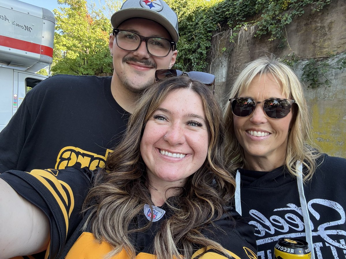 t_dog79's tweet photo. My family pulled up on me for the @steelernation @TerribleTailgat yesterday, we served damn near 600 yinzers yesterday. Just wow. Steeler fans are the best in the world! It’s only possible because of yinz! https://t.co/dNd3ZjOb4S