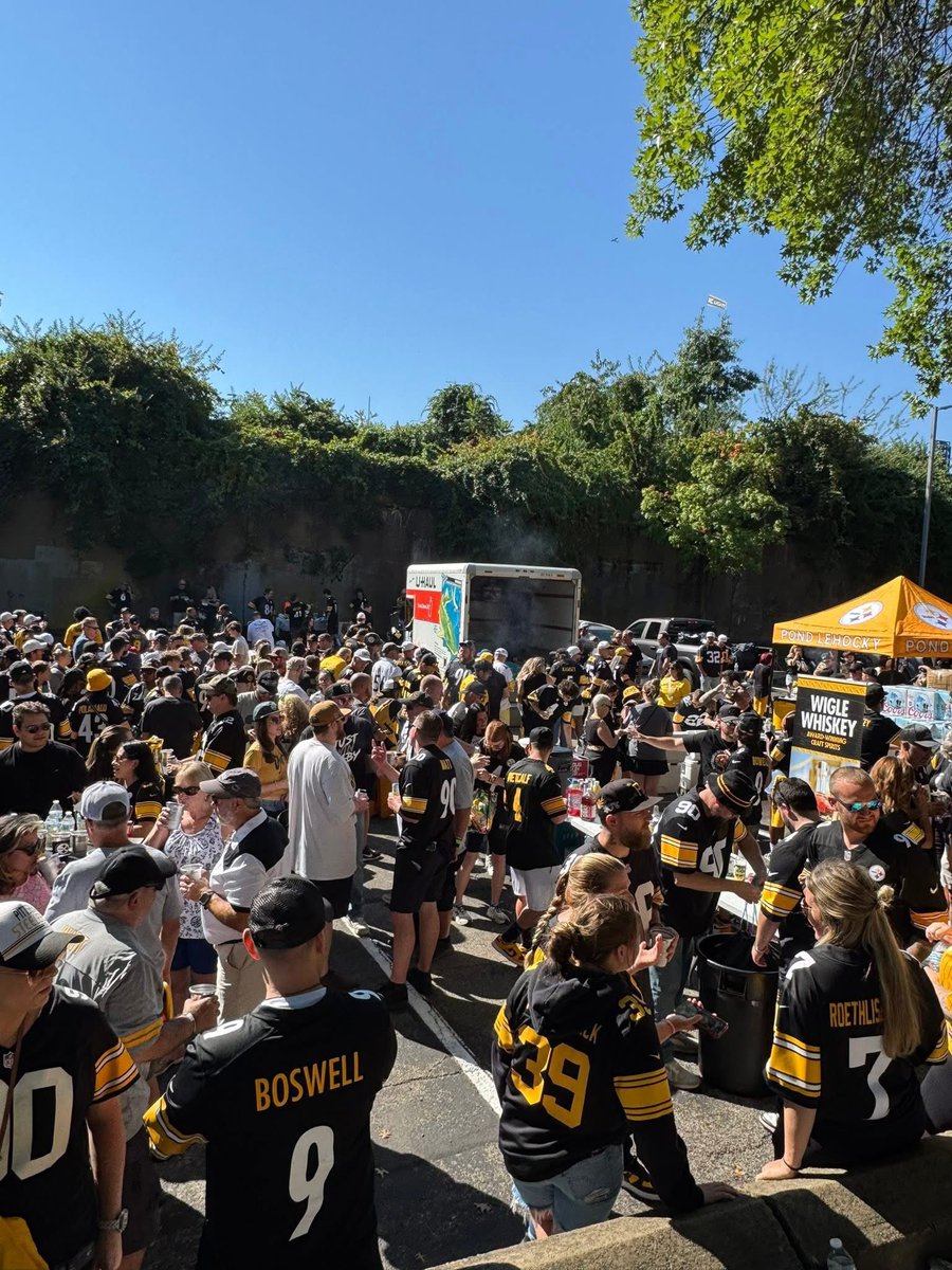 t_dog79's tweet photo. My family pulled up on me for the @steelernation @TerribleTailgat yesterday, we served damn near 600 yinzers yesterday. Just wow. Steeler fans are the best in the world! It’s only possible because of yinz! https://t.co/dNd3ZjOb4S