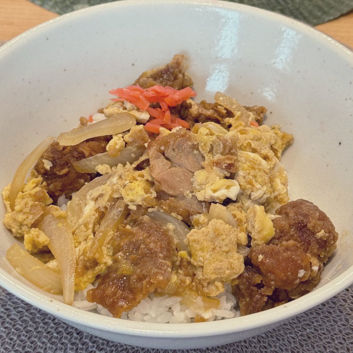 shmp58's tweet photo. @yayoiken_com @mn_frozenfoods #ランチ は唐揚げで #変則親子丼。 https://t.co/vR2q3kWwMh