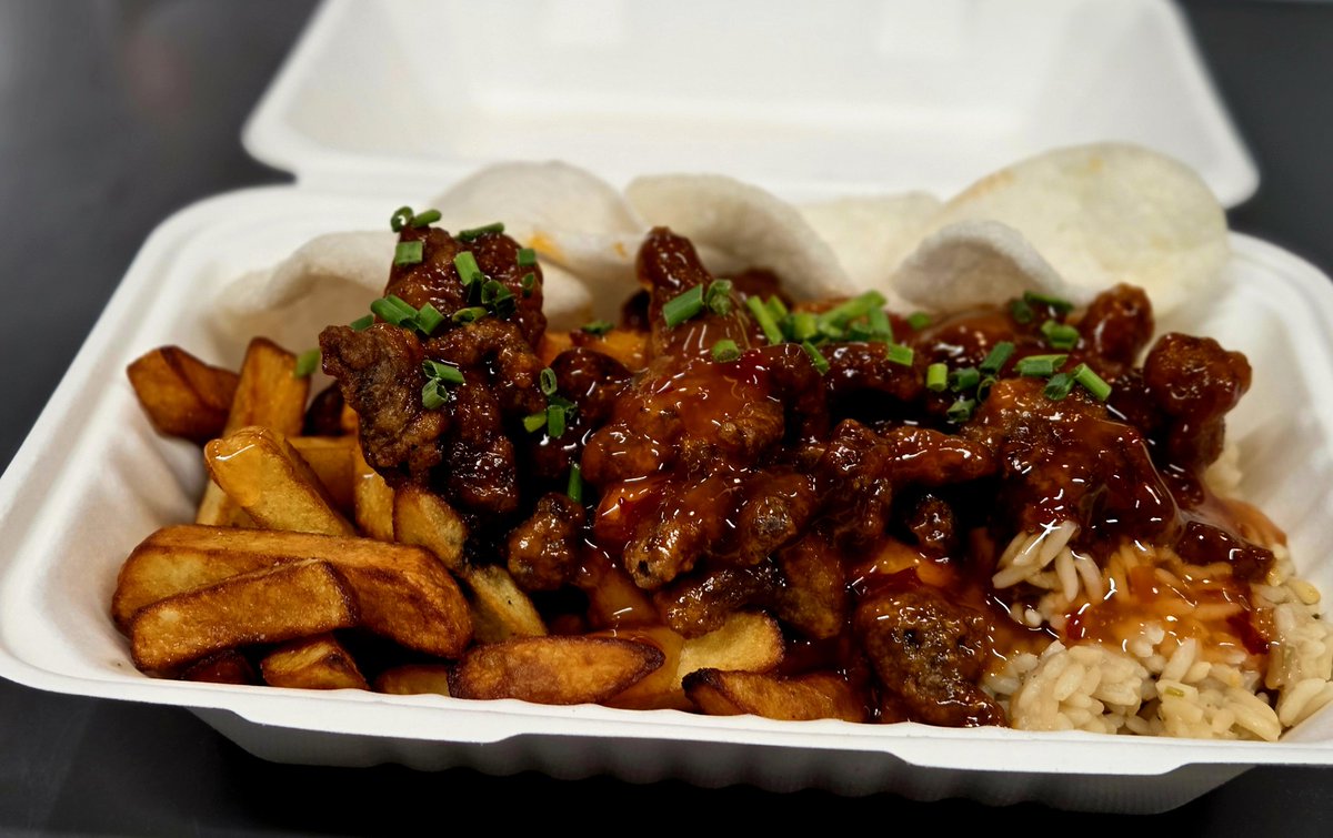 PIEd_PIEper's tweet image. "That was sublime!" 

Garlic &amp;amp; Sweet Chilli Crispy Beef was a flavorsome winner this lunchtime in @TyPawb 🏆

With half Egg Fried Rice &amp;amp; Homemade Chips accompanied by some Prawn Crackers

It's on the board until you get bored 👍

#takeaway #food  #wrexham #foodie  #crispybeef