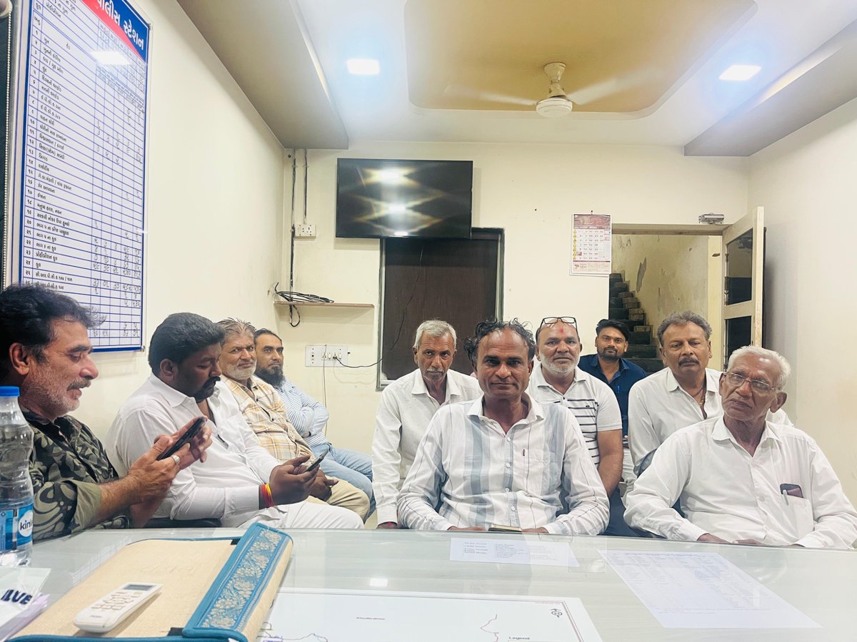 PIVADALISK's tweet photo. આજરોજ વડાલી પોલીસ સ્ટેશન ખાતે આગામી નવરાત્રી તથા દશેરા તહેવાર નિમિત્તે શાંતિ સમિતિની મીટીંગ નું આયોજન કરવામાં આવેલ. https://t.co/FQ4XgSbDyS