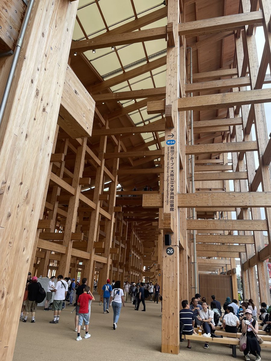 ukfrenchstore's tweet photo. 大屋根リングの心地良さ。
包まれるような安心感。無数の柱は程よいバランスの間が取られ、人と人との距離を一定に保ってくれる。大雨が降ると巨大な屋根が人々を守る。それはまるで森に守られるような感覚。これだけでも見る価値がある‼️ #万博 https://t.co/w9YdLXmwsJ