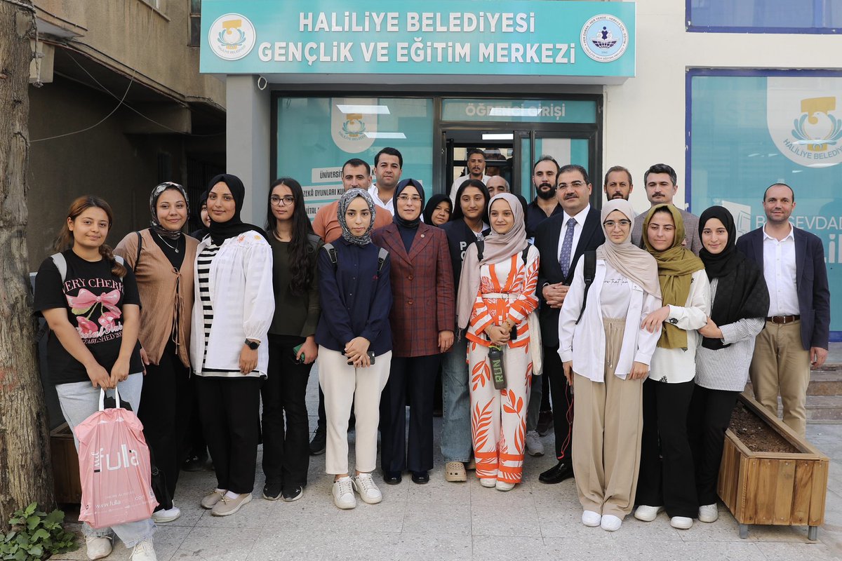 Bahçelievler Gençlik ve Eğitim Merkezimizdeyiz. 

AK Parti Şanlıurfa Milletvekilimiz Sn. Cevahir Asuman Yazmacı ile birlikte hayalleri için emek veren gençlerimizle buluştuk. 

Üniversiteye hazırlık kursumuzdan faydalanan öğrencilerimizin hedefleri ve gelecek planları üzerine