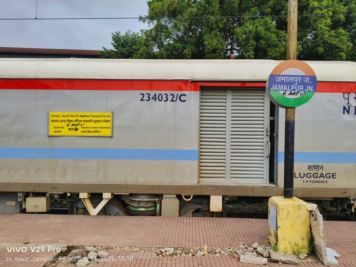 HAnkit_RF's tweet photo. Sairang - Anand Vihar Mizoram Rajdhani Express Inaugural Special At Jamalpur Yesterday!

Video - https://t.co/WmTWzQCKk5

@drm_lmg_nfr @RailNf
@RailMinIndia @MungerIndex

#rajdhaniexpress #indianrailways #train #jamalpur #newtrain #sairang #mizoram #mizoramrail #bihar

(1/2) https://t.co/NLovB2S5j2