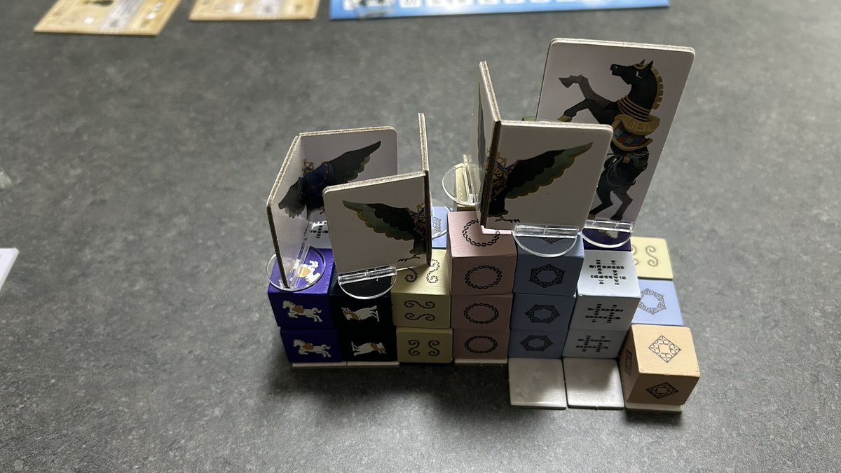 ご無沙汰です。新居に友達を呼んで久しぶりのボドゲ
🆕スカイトーテム
・こねこばくはつ
・バンディド
・ラブレター

スカイトーテムわかりやすくて面白い！
買った甲斐があったなあ😄