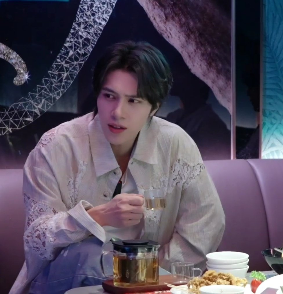 이 남자 술 먹고 가오부리는 남자 아닙니다 배탈나서 차 마시는 슬픈 남자입니다