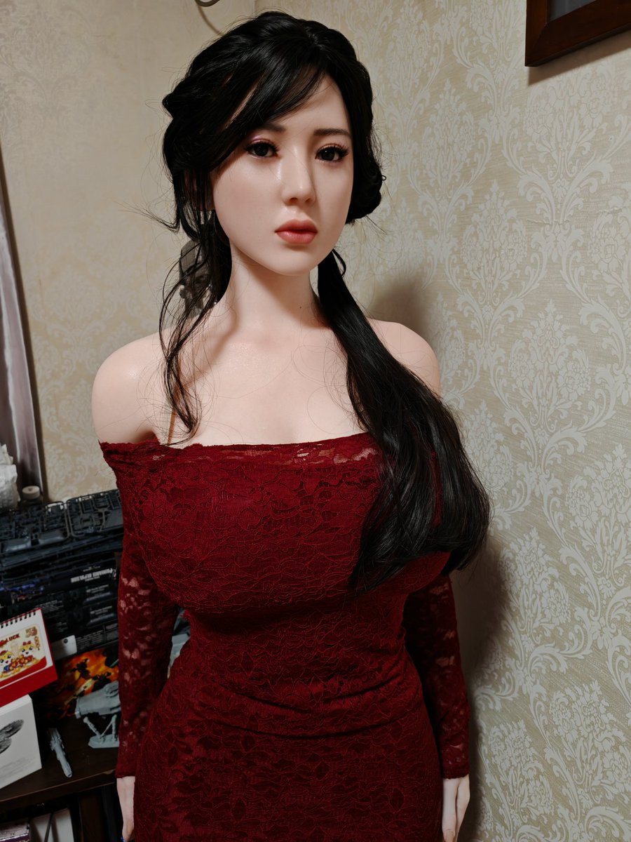 嘉怡挺适合这种人妻发型，可惜找不到以前官配送的那顶假发了，淘宝上看了一圈也没看到以前的官配样式