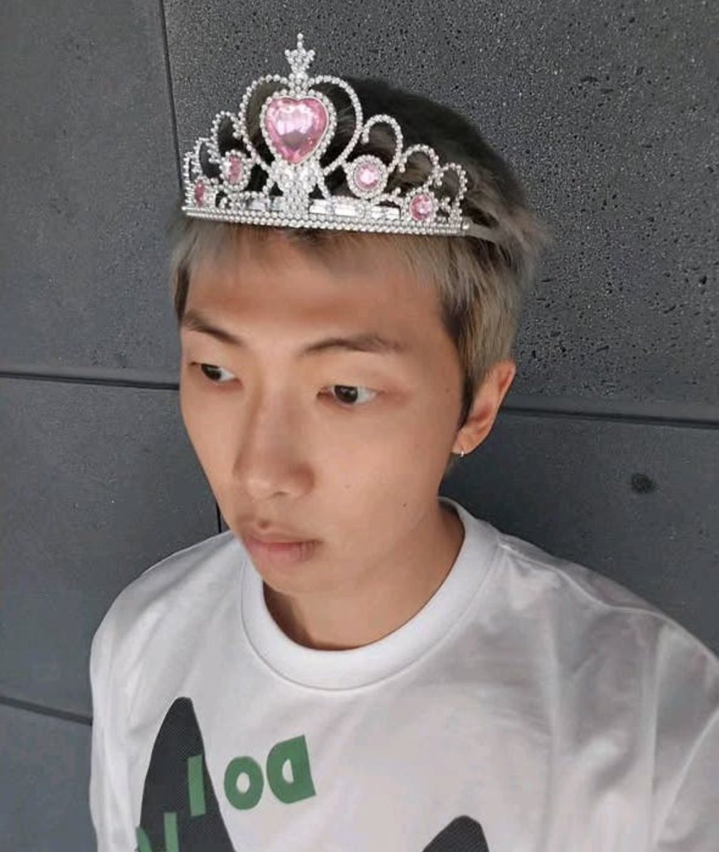 Bluesky001010's tweet photo. Today the topic was crowns and princes and princesses, nothing better than also being part of this BTS game 👑😁 @bts_bighit @BTS_twt
#NAMJOON
#JIN
#TAEHYUNG
#JHOPE
#JUNGKOOK
#JIMIN
#SUGA
#Betab https://t.co/0CtW9WQbrj