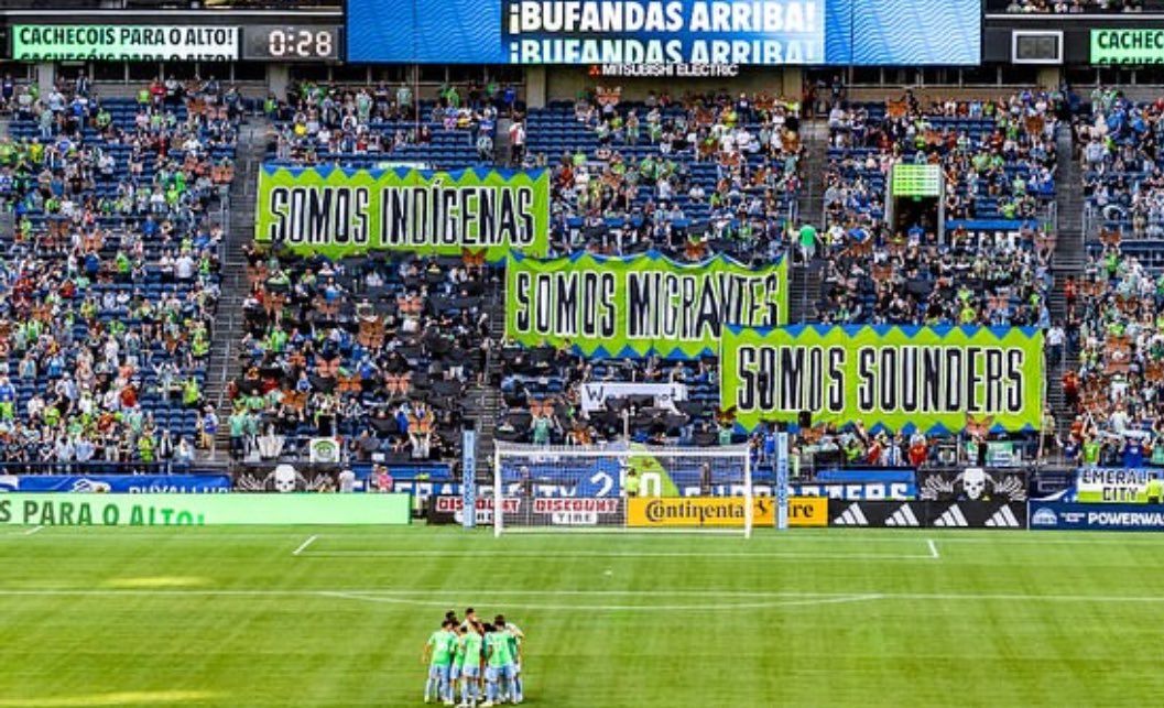 FutboliPolitica's tweet photo. 🇺🇸”Somos indígenas, somos migrantes, Sounders”

El mensaje de la hinchada del Seattle Sounders, contra las políticas antiinmigratorias de Trump. https://t.co/GXSuW19L3F