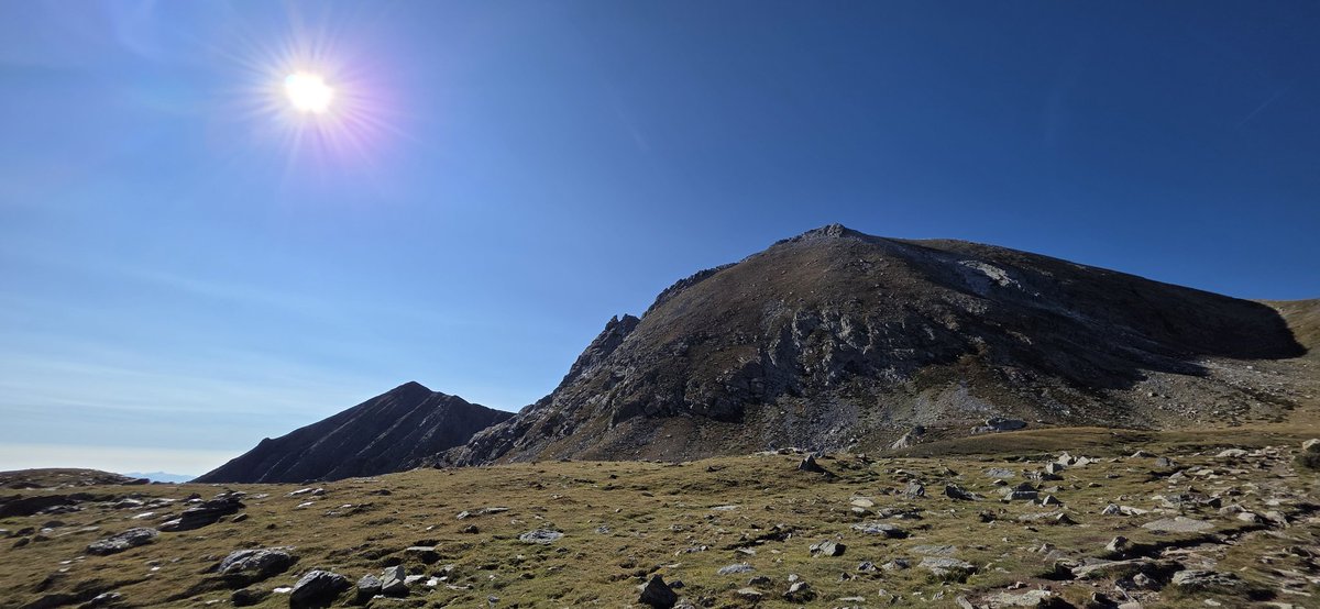 Matí de dilluns ben assoleiat amb el Gra de Fajol gran i el Gra de Fajol petit a les imatges.