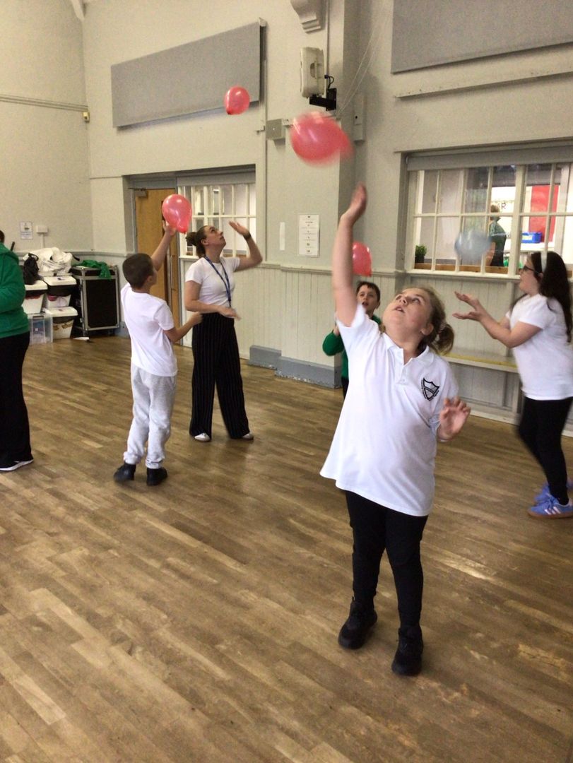 glanhowyprimary's tweet photo. Pupils in Y Garn enjoyed a fun PE lesson practising our throwing and catching skills with balloons! We also practised following instructions and waiting for our turn! #YGarn #EngagingEddie #HealthyIndividuals https://t.co/EShEXBQ1EQ