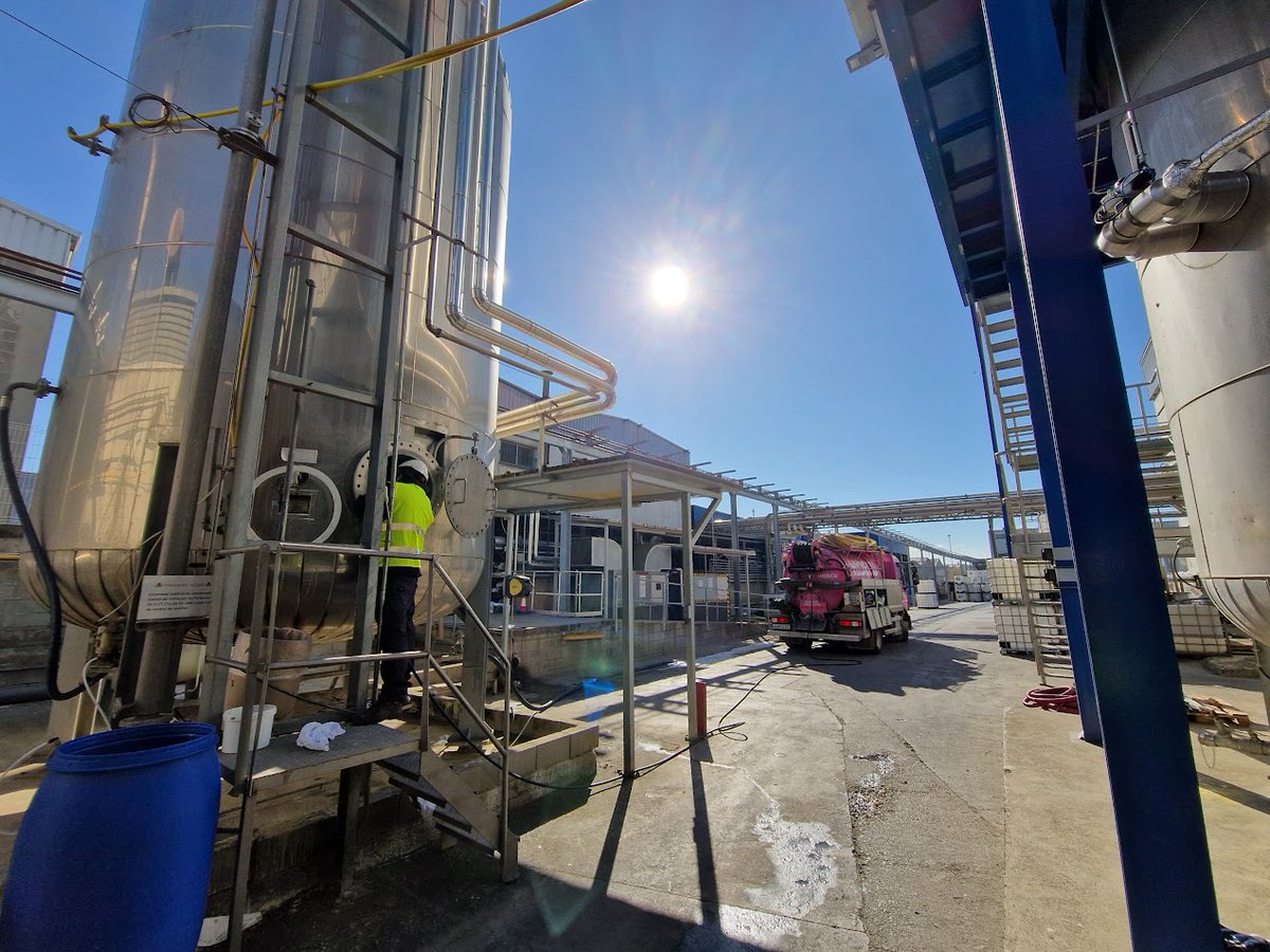 A HIDECU buidem i netegem dipòsits i tot tipus d'instal·lacions industrials.

👷🏻‍♂️ Experiència i seguretat al teu servei.

#HIDECU #NetegesIndustrials #Dipòsits #MantenimentIndustrial