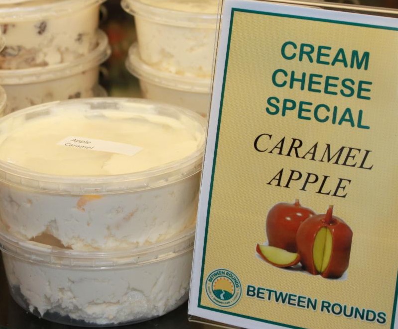 BetweenRoundsUS's tweet image. Our handcrafted Apple Caramel Cream Cheese as well as our Pumpkin Cream Cheese will be available through October!