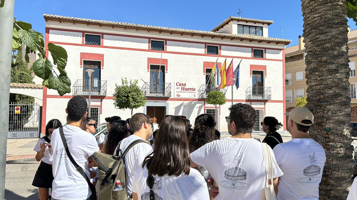 Acompañamos en un viaje en el tiempo por nuestro pueblo, al grupo Sarau Alcudienc de Alcudia (Mallorca), quienes han estado este fin de semana con Grupo local de Coro y Danzas de Santomera en el 33 Festival de Folklore.
