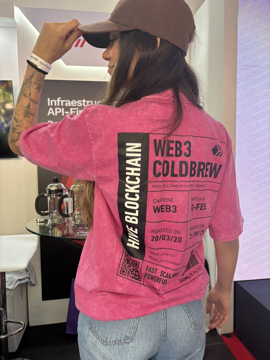 Lunaticanto's tweet image. With @HiMetamerch we designed a cool merch capsule for @hiveblocks ✨

This collection, inspired by Colombian coffee, will never be repeated at future events. If you got something from this capsule, you own a truly unique piece ☕ Congrats!!

📍 Medellín – @Criptolatinfest