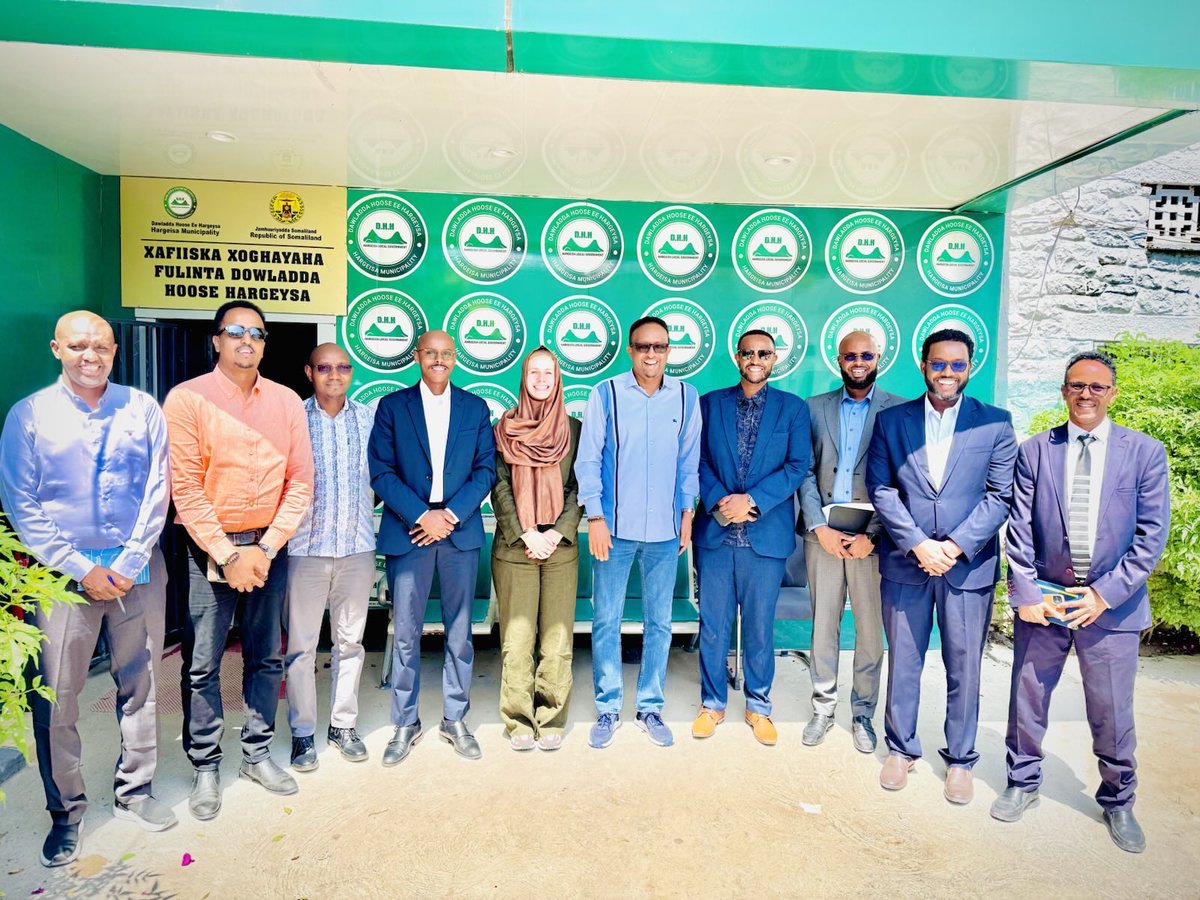 Netherlands in Somalia (@nlinsomalia) on Twitter photo Recap of 🇳🇱 in Hargeisa
The delegation attended the <a href="/FankeennaFest/">Fankeenna Film Fest</a> festival and enjoyed the viewing of short films that aim to educate and empower local communities, made possible by #MoviesThatMatter.
The next day we met with Mayor A. Mooge - thank you for the warm welcome! Recap of 🇳🇱 in Hargeisa
The delegation attended the <a href="/FankeennaFest/">Fankeenna Film Fest</a> festival and enjoyed the viewing of short films that aim to educate and empower local communities, made possible by #MoviesThatMatter.
The next day we met with Mayor A. Mooge - thank you for the warm welcome!