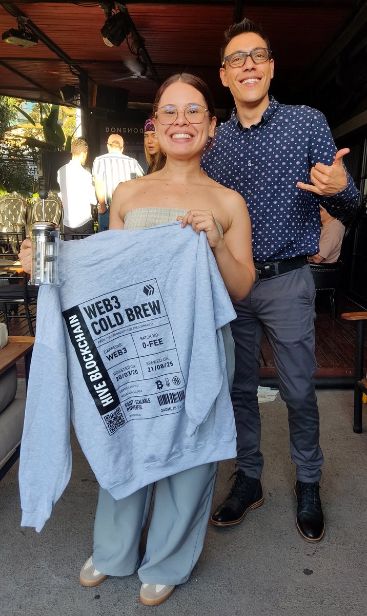 Lunaticanto's tweet image. With @HiMetamerch we designed a cool merch capsule for @hiveblocks ✨

This collection, inspired by Colombian coffee, will never be repeated at future events. If you got something from this capsule, you own a truly unique piece ☕ Congrats!!

📍 Medellín – @Criptolatinfest