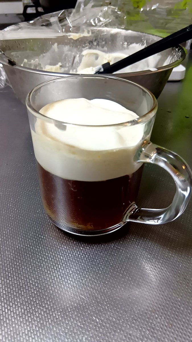 ウインナーコーヒー（アインシュペナー）試作中。

クリームの量はどのくらいがいいのかな？固さはどうしよう？

固めに立てて絞るのもいいし、緩めで浮かべるのも好き。
