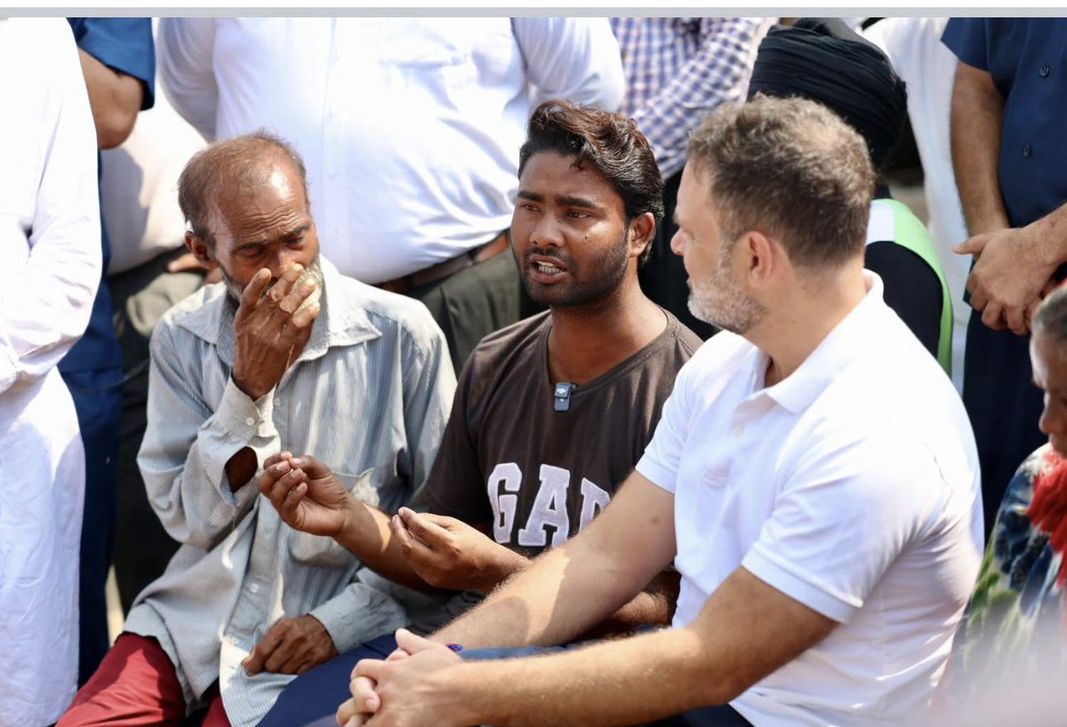 parmindercwc's tweet image. Lop @RahulGandhi  Ji stands with the people of #Punjab during these difficult times of floods, offering support and solidarity.
#VoiceOfThePeople 
ਪੰਜਾਬ ਵਿੱਚ ਆਏ ਹੜ੍ਹਾਂ ਦੇ ਮੁਸ਼ਕਲ ਸਮੇਂ ਦੌਰਾਨ  ਸ਼੍ਰੀ ਰਾਹੁਲ ਗਾਂਧੀ ਜੀ ਲੋਕਾਂ ਦੇ ਨਾਲ ਖੜ੍ਹੇ ਹਨ, ਸਹਿਯੋਗ ਅਤੇ ਹੌਸਲਾ ਦੇਂਦੇ ਹੋਏ।
#PunjabFloods
