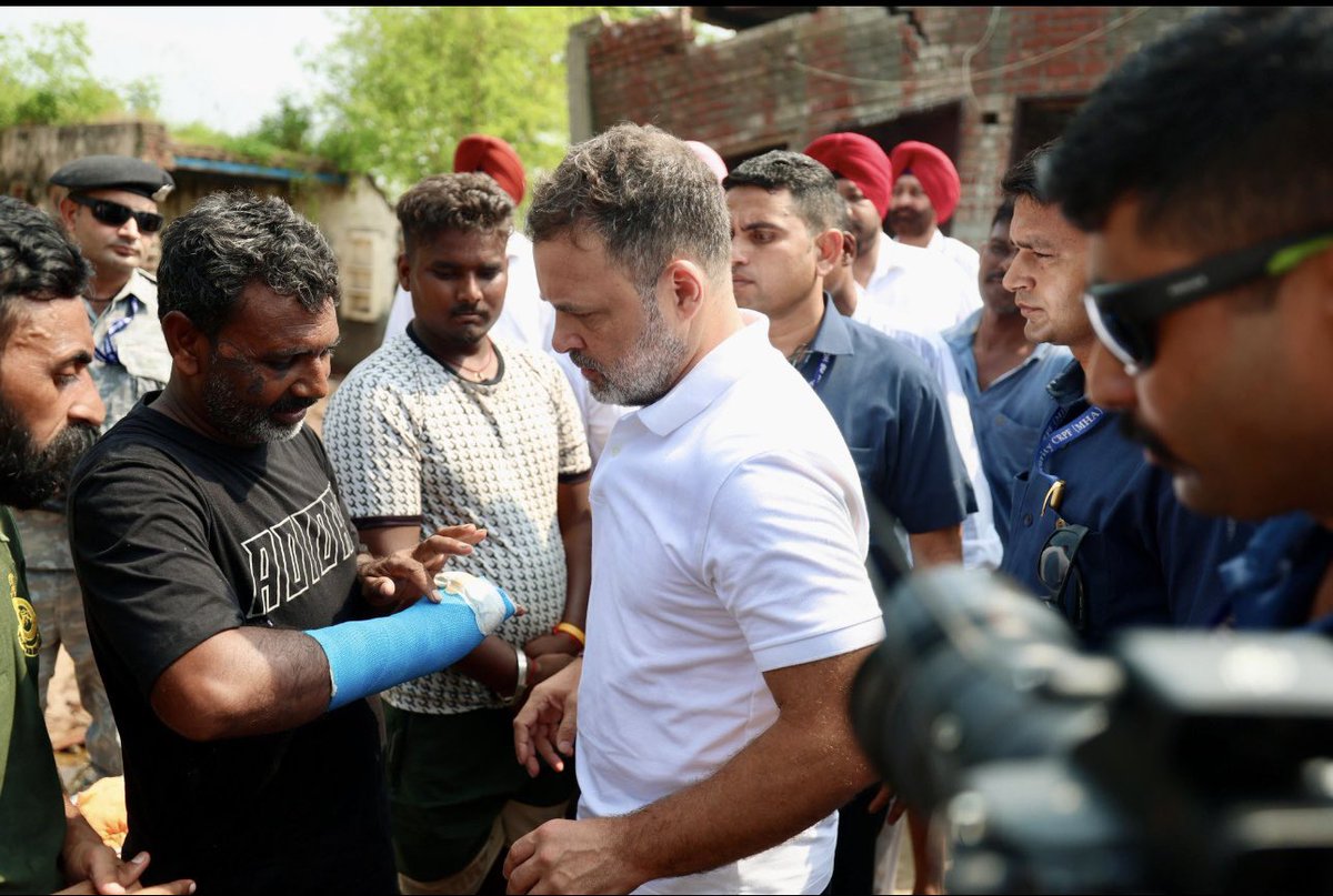 parmindercwc's tweet image. Lop @RahulGandhi  Ji stands with the people of #Punjab during these difficult times of floods, offering support and solidarity.
#VoiceOfThePeople 
ਪੰਜਾਬ ਵਿੱਚ ਆਏ ਹੜ੍ਹਾਂ ਦੇ ਮੁਸ਼ਕਲ ਸਮੇਂ ਦੌਰਾਨ  ਸ਼੍ਰੀ ਰਾਹੁਲ ਗਾਂਧੀ ਜੀ ਲੋਕਾਂ ਦੇ ਨਾਲ ਖੜ੍ਹੇ ਹਨ, ਸਹਿਯੋਗ ਅਤੇ ਹੌਸਲਾ ਦੇਂਦੇ ਹੋਏ।
#PunjabFloods
