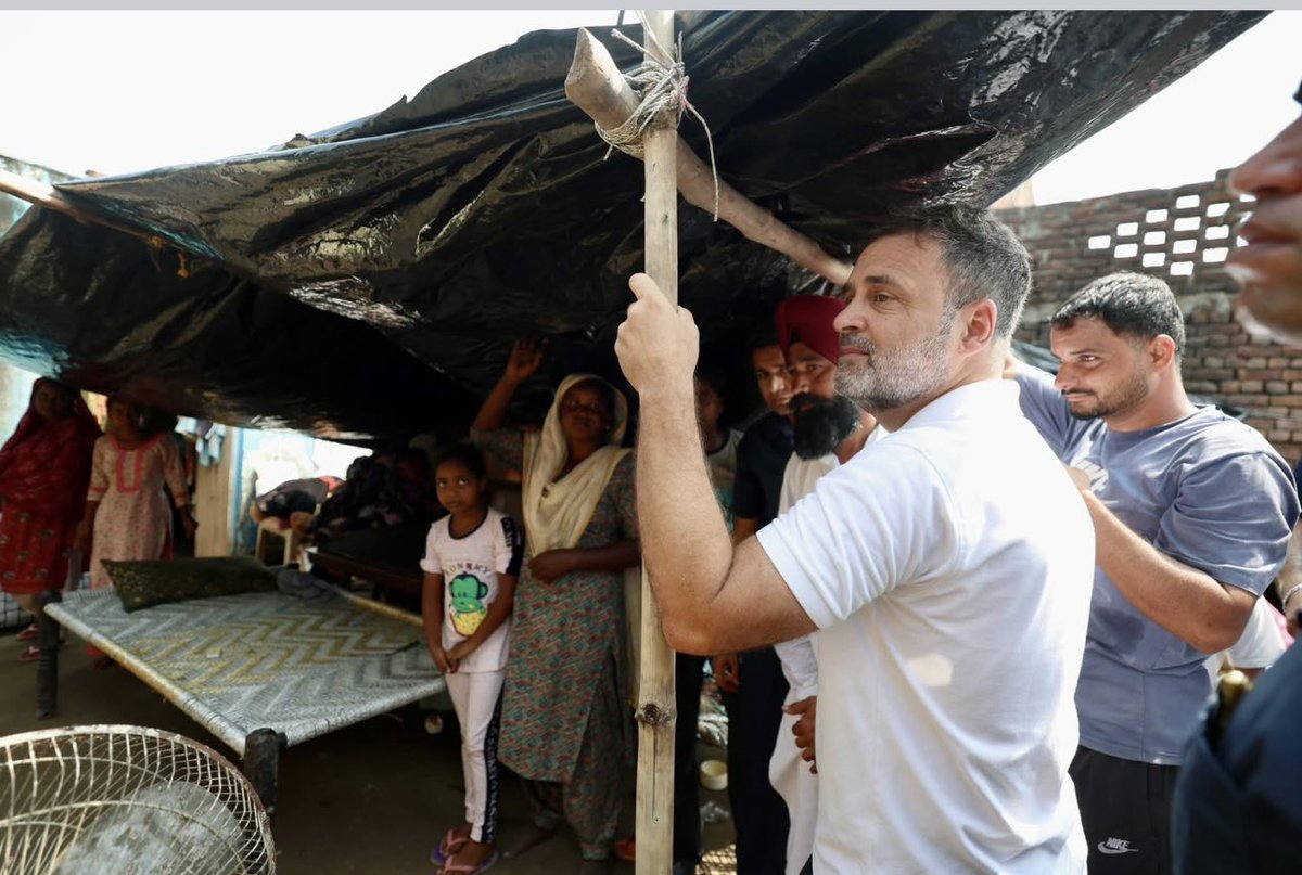 parmindercwc's tweet image. Lop @RahulGandhi  Ji stands with the people of #Punjab during these difficult times of floods, offering support and solidarity.
#VoiceOfThePeople 
ਪੰਜਾਬ ਵਿੱਚ ਆਏ ਹੜ੍ਹਾਂ ਦੇ ਮੁਸ਼ਕਲ ਸਮੇਂ ਦੌਰਾਨ  ਸ਼੍ਰੀ ਰਾਹੁਲ ਗਾਂਧੀ ਜੀ ਲੋਕਾਂ ਦੇ ਨਾਲ ਖੜ੍ਹੇ ਹਨ, ਸਹਿਯੋਗ ਅਤੇ ਹੌਸਲਾ ਦੇਂਦੇ ਹੋਏ।
#PunjabFloods