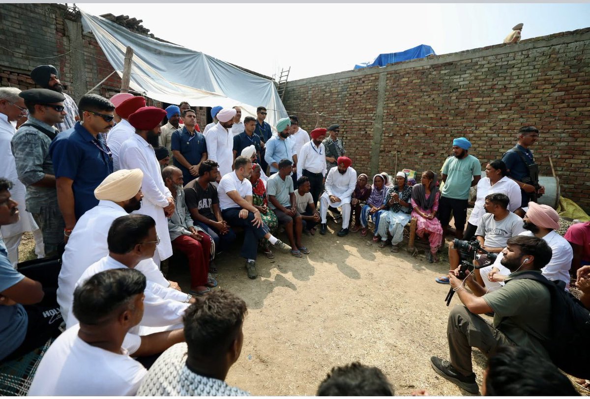 parmindercwc's tweet image. Lop @RahulGandhi  Ji stands with the people of #Punjab during these difficult times of floods, offering support and solidarity.
#VoiceOfThePeople 
ਪੰਜਾਬ ਵਿੱਚ ਆਏ ਹੜ੍ਹਾਂ ਦੇ ਮੁਸ਼ਕਲ ਸਮੇਂ ਦੌਰਾਨ  ਸ਼੍ਰੀ ਰਾਹੁਲ ਗਾਂਧੀ ਜੀ ਲੋਕਾਂ ਦੇ ਨਾਲ ਖੜ੍ਹੇ ਹਨ, ਸਹਿਯੋਗ ਅਤੇ ਹੌਸਲਾ ਦੇਂਦੇ ਹੋਏ।
#PunjabFloods