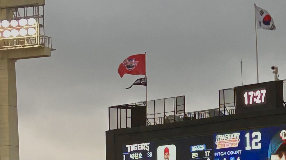 얘들아 올해나온유니폼 마니입고 야구장 마니가라….
왜냐면 올해 우리의 자랑이엇던 디펜딩챔피언이라는 타이틀도..유니폼 우승패치도..챔피언깃발도 내년엔 다 사라지니까…………😞