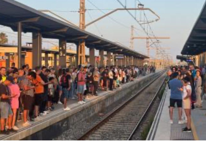 🚧 El dia 22 comencen les obres i encara no tenim els horaris dels autobusos alternatius.
🤬Presumeixen de “servei alternatiu”, però a 10 dies de l’inici encara no sabem res.
🚆 Al tren hi ha vides que sí o sí han d’anar a treballar.
Això és maltractar els usuaris.