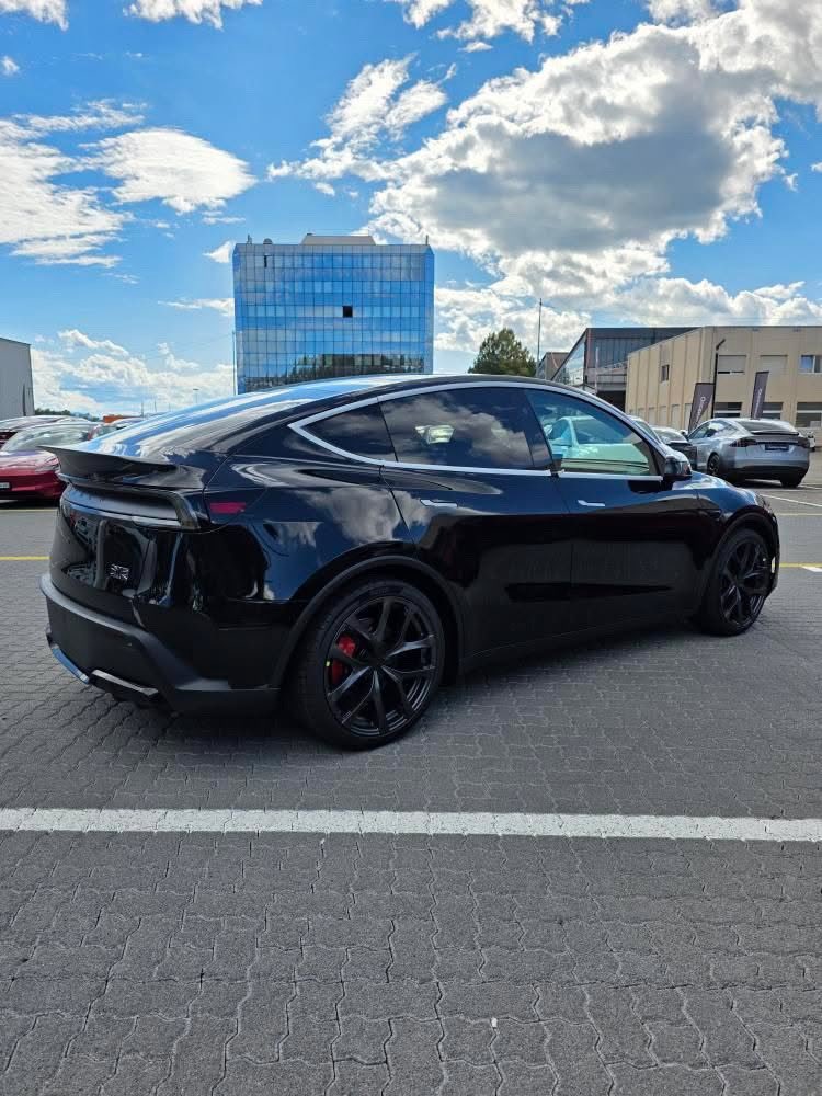teslaswissclub's tweet photo. The Tesla Model Y Performance Juniper has arrived at Tesla Bussigny! I wish the future owners all the best with their Tesla deliveries. See you soon on the roads!

#teslasuisseromande #teslasuisse #teslabussigny 

@Tesla @TeslaSchweiz 
@teslaswissclub @SawyerMerritt https://t.co/Sm6z2FMmYI