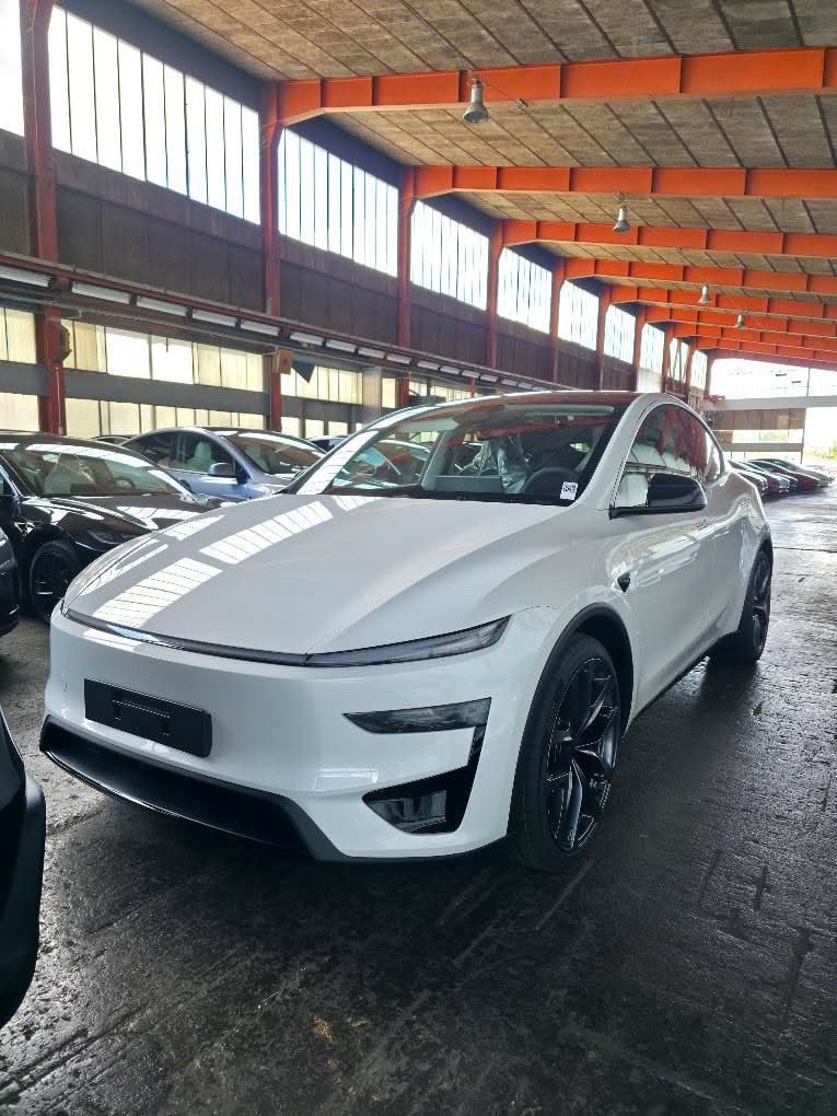 teslaswissclub's tweet photo. The Tesla Model Y Performance Juniper has arrived at Tesla Bussigny! I wish the future owners all the best with their Tesla deliveries. See you soon on the roads!

#teslasuisseromande #teslasuisse #teslabussigny 

@Tesla @TeslaSchweiz 
@teslaswissclub @SawyerMerritt https://t.co/Sm6z2FMmYI