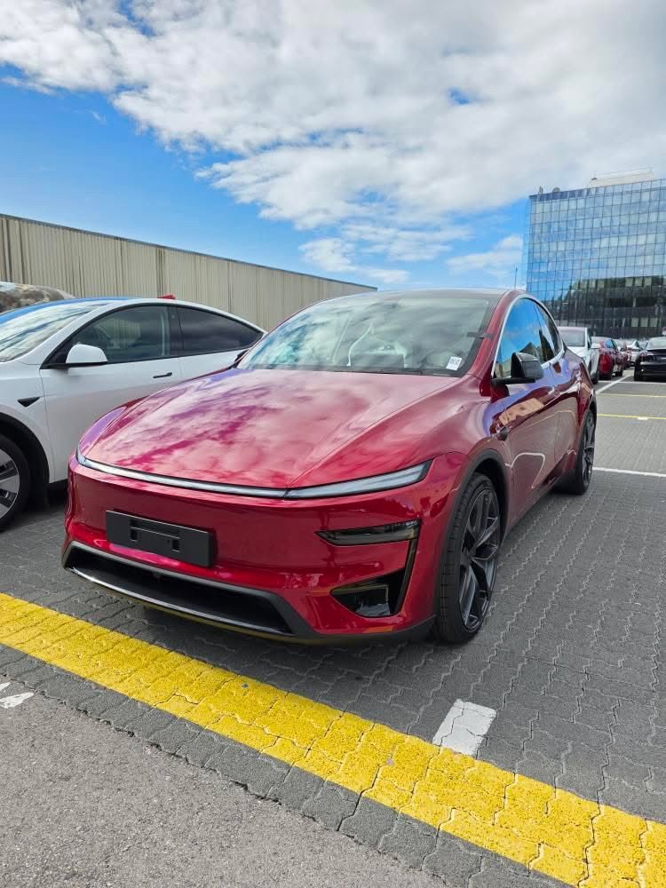 teslaswissclub's tweet photo. The Tesla Model Y Performance Juniper has arrived at Tesla Bussigny! I wish the future owners all the best with their Tesla deliveries. See you soon on the roads!

#teslasuisseromande #teslasuisse #teslabussigny 

@Tesla @TeslaSchweiz 
@teslaswissclub @SawyerMerritt https://t.co/Sm6z2FMmYI