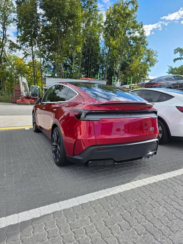 teslaswissclub's tweet photo. The Tesla Model Y Performance Juniper has arrived at Tesla Bussigny! I wish the future owners all the best with their Tesla deliveries. See you soon on the roads!

#teslasuisseromande #teslasuisse #teslabussigny 

@Tesla @TeslaSchweiz 
@teslaswissclub @SawyerMerritt https://t.co/Sm6z2FMmYI