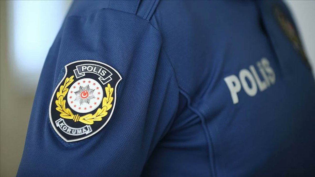 AYNI GÜNDE 2. POLİS İNTİHARI!
Antalya'da Yunus ekiplerinde görev yapan 428... sicilli polis memuru Bilal YURT silahıyla intihar ederek yaşamına son vermiş.

Daha birinci intiharın acısı geçmeden ikinci intihar haberini alıyoruz. Dayanılır gibi değil.

Allah rahmet eylesin..